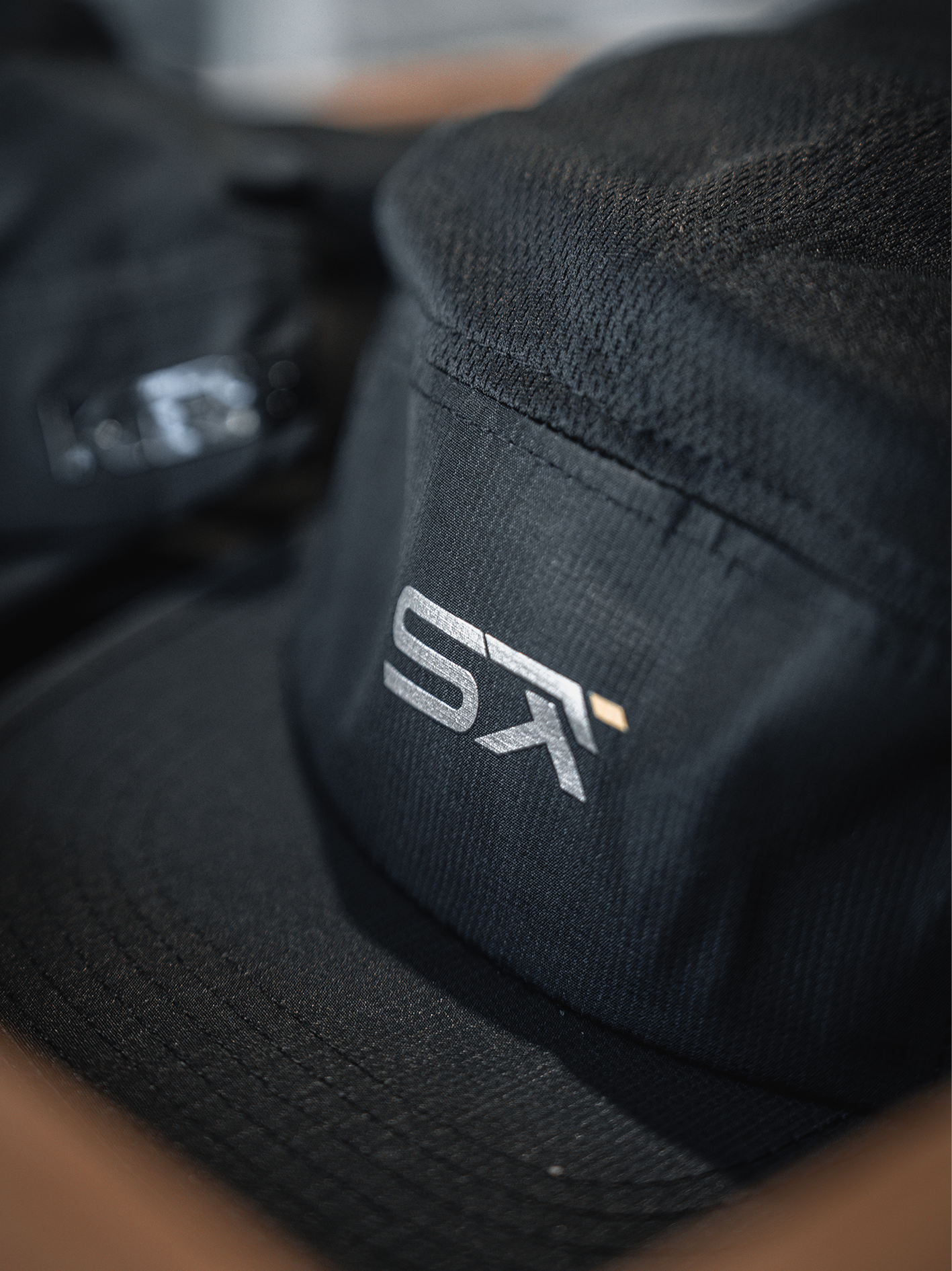 STRYD RUNN REFLECTIVE CAP - BLACK